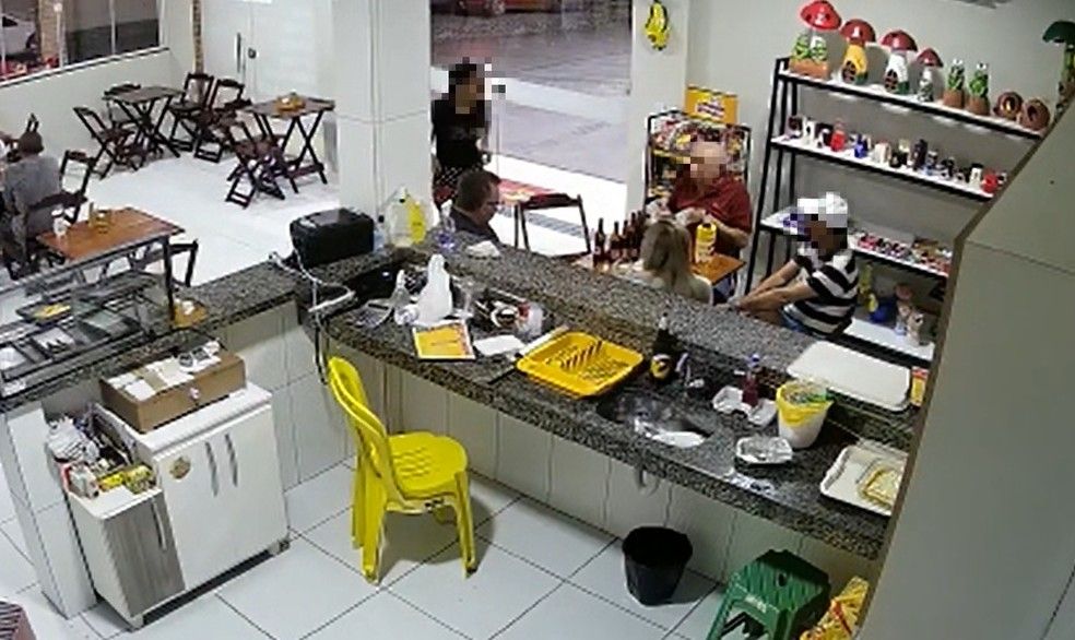 Homem puxa roupa de garçonete em loja de conveniência em Iguatu, no interior do Ceará (Foto: TV Verdes Mares/Reprodução)