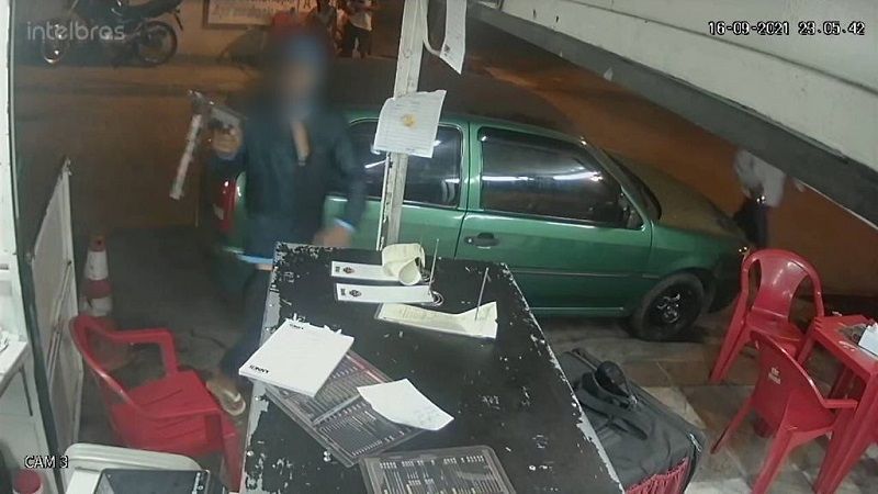 Imagens da câmera de segurança mostram os assaltantes com submetralhadoras de fabricação caseira (Foto: Reprodução/ Acervo pessoal)