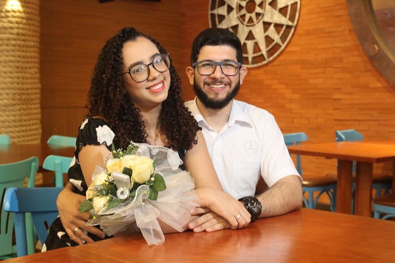 A técnica em enfermagem Thais Aguiar e o auxiliar de vendas Rennan Castelo, ambos de 24 anos, planejam se casar no segundo semestre de 2022 (Foto: Leone Iglesias/ AT)