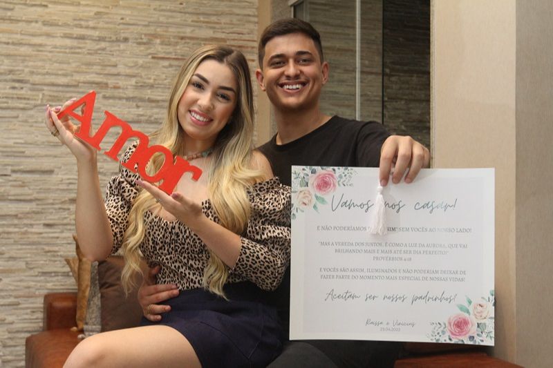 O casal Raissa Tavares, 19 anos, e Vinícius Fraga, 23, está com a festa de casamento marcada para abril de 2022 (Foto: Leone Iglesias/ AT)