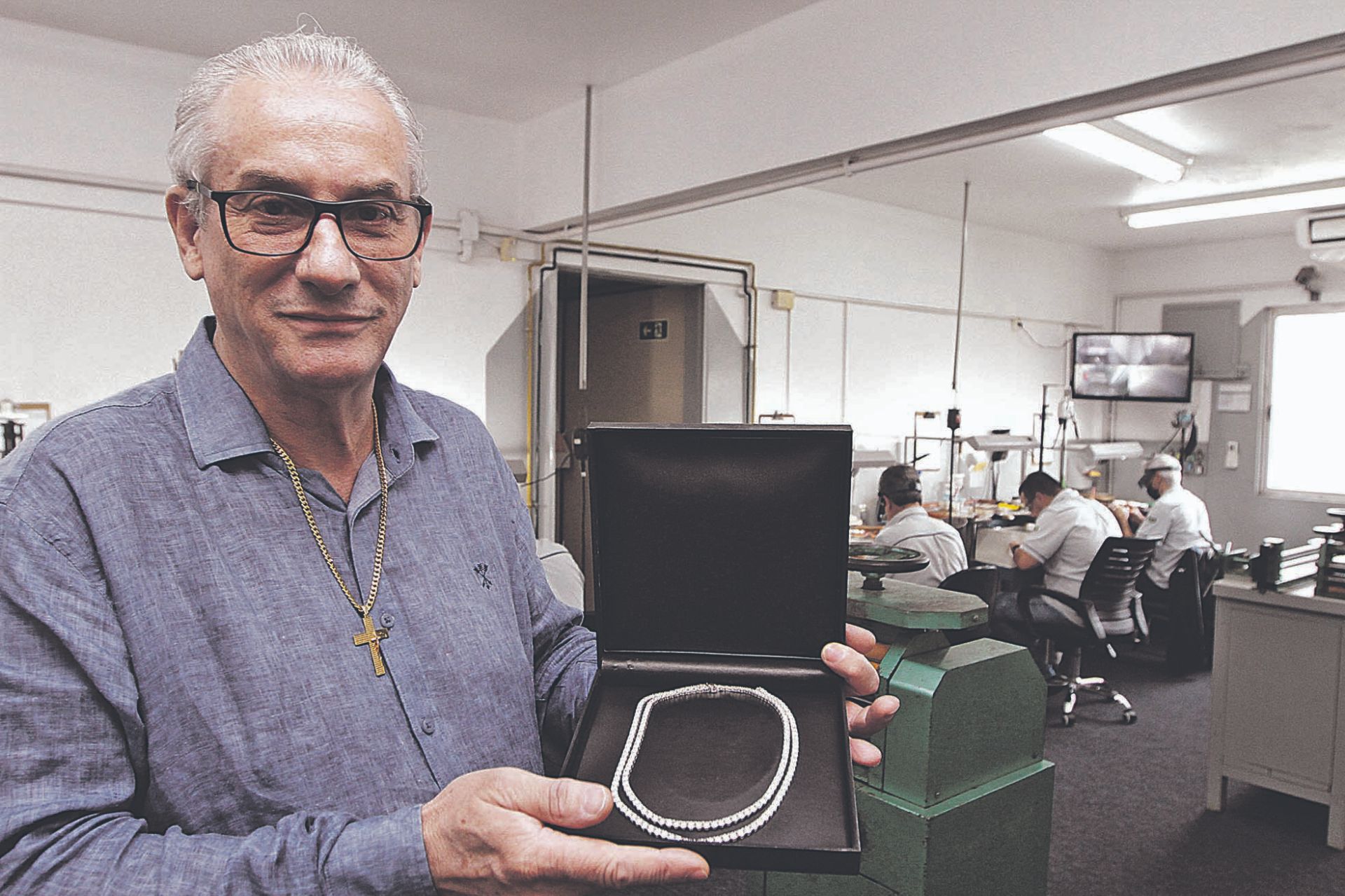 Carlos Bautz mostra um colar Riviera, cravejado de diamantes: modelo de peça é um dos mais valiosos no Estado (Foto: Kadidja Fernandes/AT)