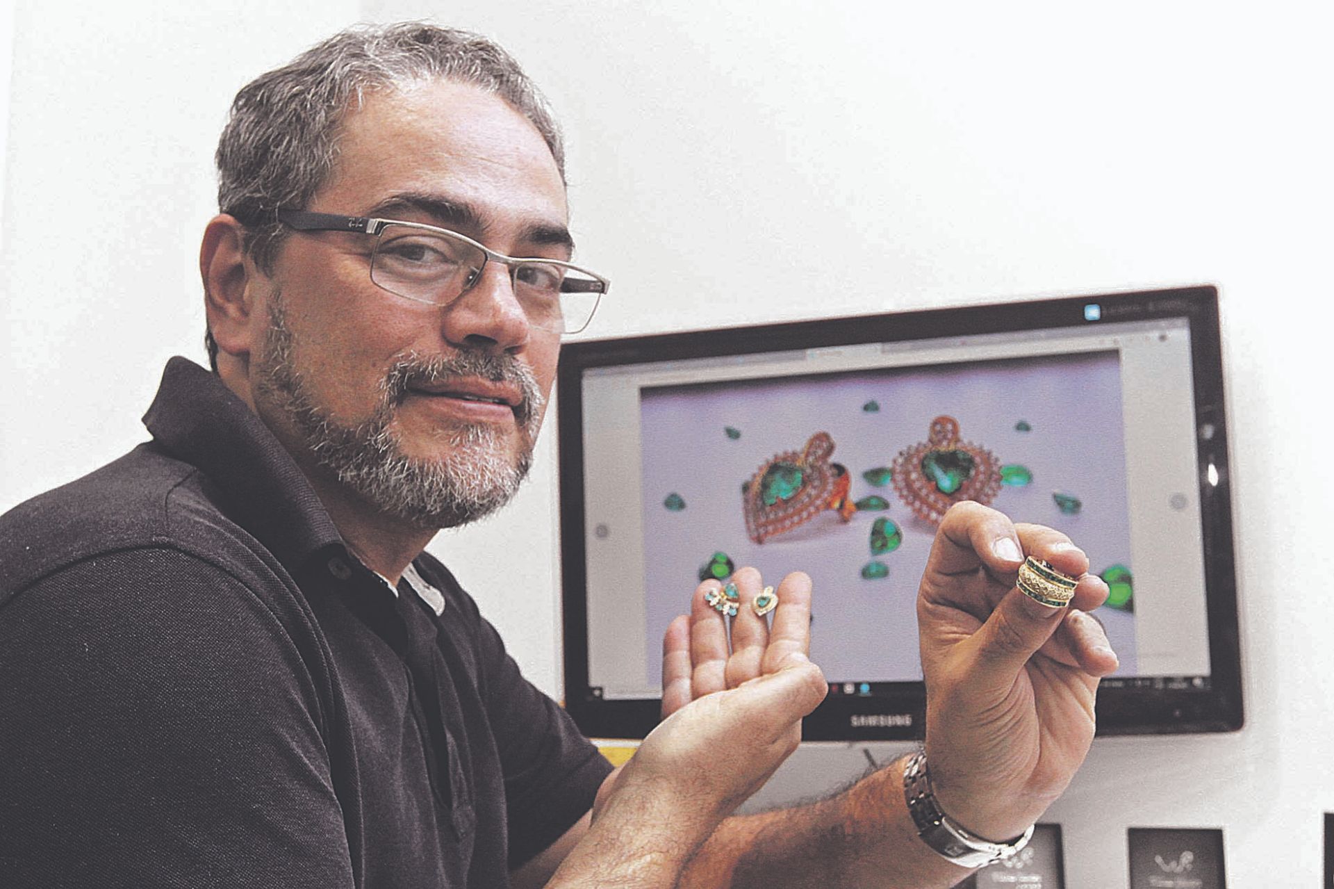 Willian mostra anéis e brincos produzidos com pedras preciosas (Foto: Leone Iglesias/AT)