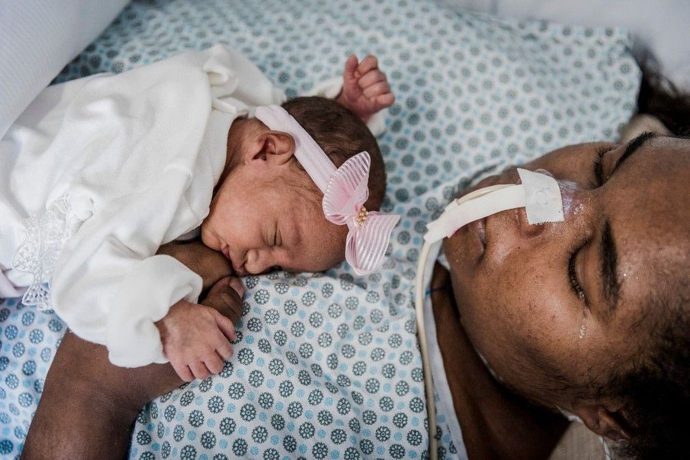 Jovem internada há 5 meses com paralisia rara, conhece filha que nasceu durante internação em BH (Foto: Paula Beltrão)