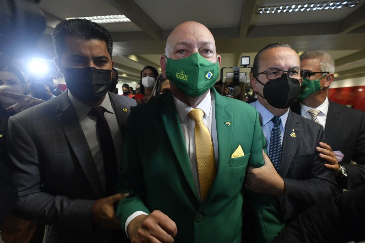 Luciano Hang chega à CPI ao lado de Marcos Rogério e Jorginho Mello (Foto: Leopoldo Silva / Agência Senado)