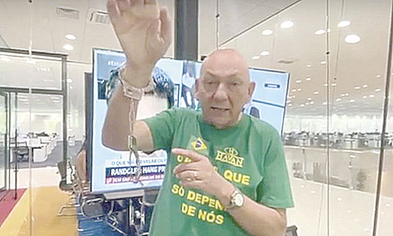 Luciano Hang aparece de algemas em recado à CPI. Site diz que ele estuda ir fantasiado de super-herói (Foto: Reprodução / Instagram)