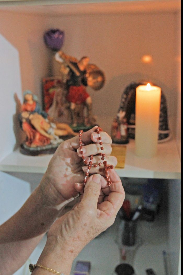 Dona de casa sempre manteve a fé de que iria livrar o filho das drogas (Foto: Fábio Nunes/AT)