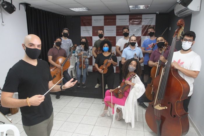 O maestro Frederico Gouveia e músicos ensaiam para o concerto nesta sexta e sábado (Foto: Leone Iglesias/AT)