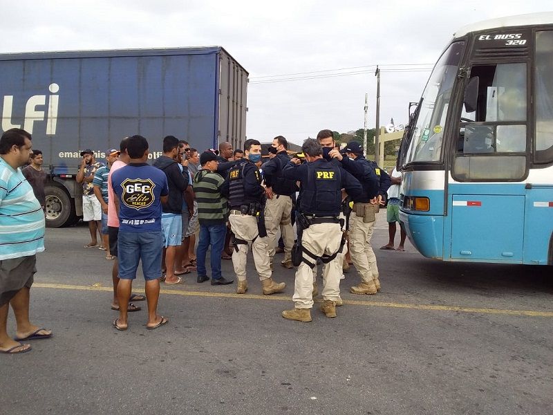 Impasse entre caminhoneiros e PRF em Linhares (Foto: Anílson Ferreira)