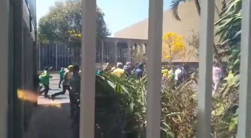Os manifestantes forçaram a entrada no prédio e precisaram ser impedidos por seguranças (Foto: Reprodução/ Redes sociais)