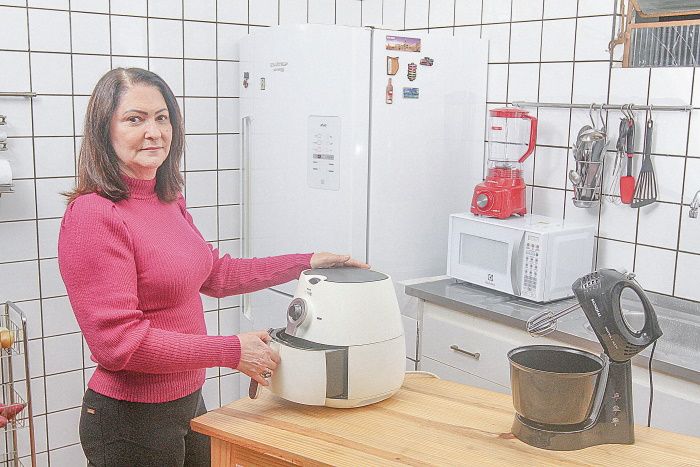 A artesã Maria da Penha Pedrini, de 56 anos, já tem buscado formas de economizar energia elétrica. (Foto: Leone Iglesias/AT)