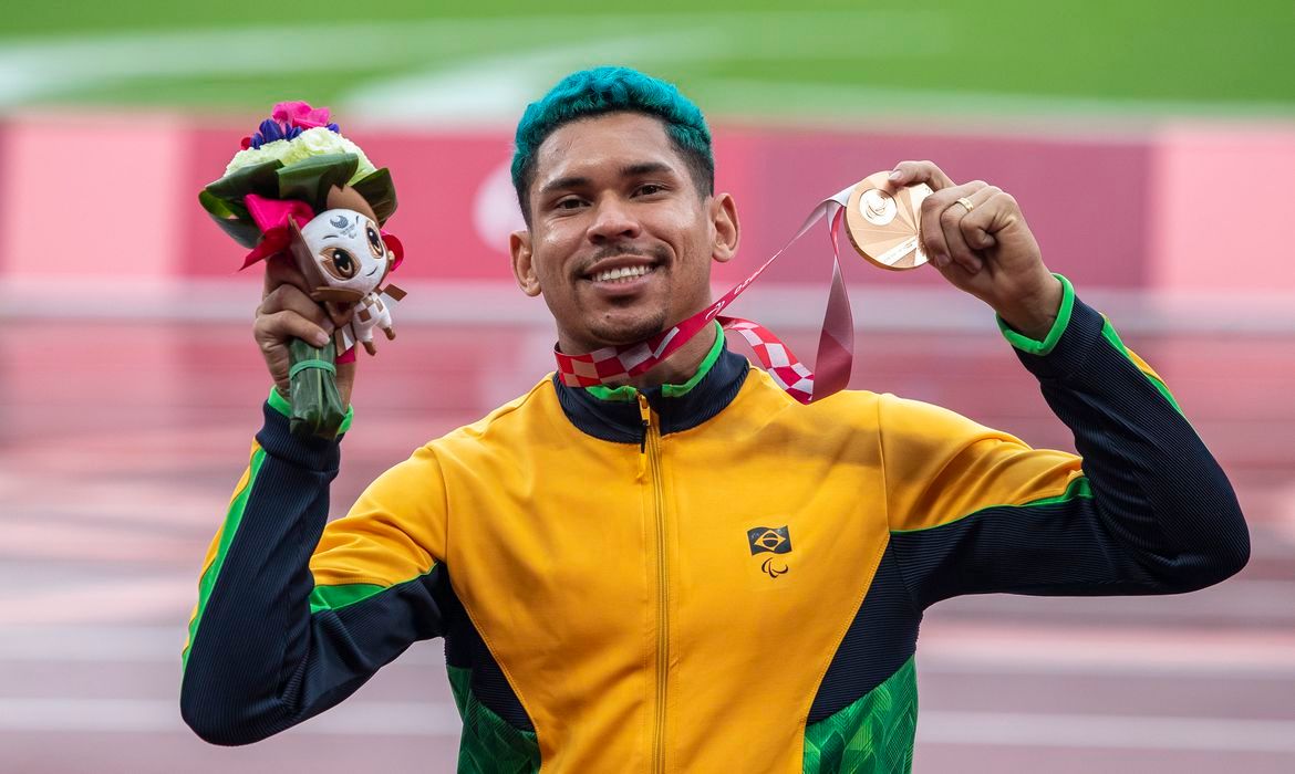 Mateus Evangelista conquista bronze no salto em distância (Foto: Ale Cabral/ CPB/ Divulgação)