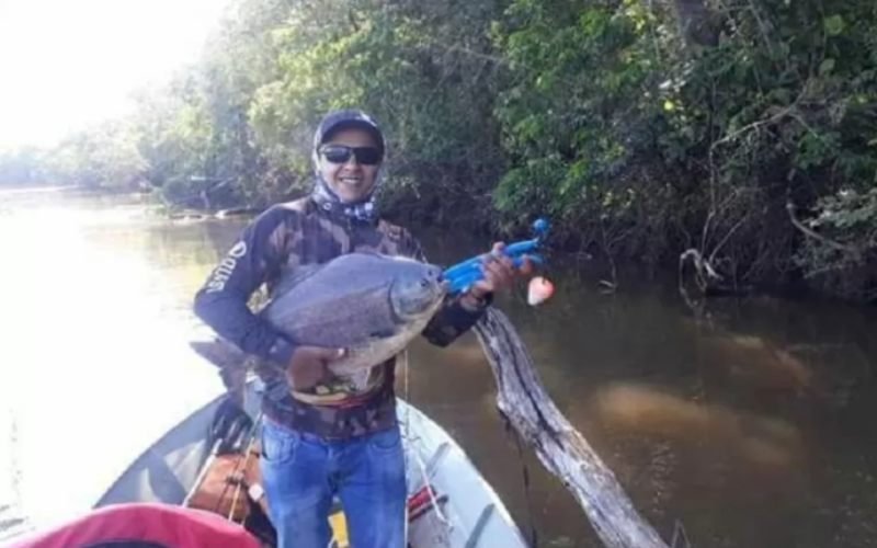 Mecânico Rodrigo Roa Alvares, 37, estava fazendo ajustes na máquina de misturas de carne quando caiu (Foto: Arquivo pessoal)