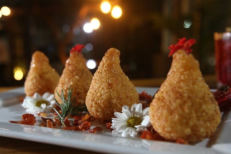 Quarteto de minicoxinhas de tapioca, queijo coalho, geleia de pera apimentada e flocos de presunto de Parma. (Foto: Dayana Souza/AT)