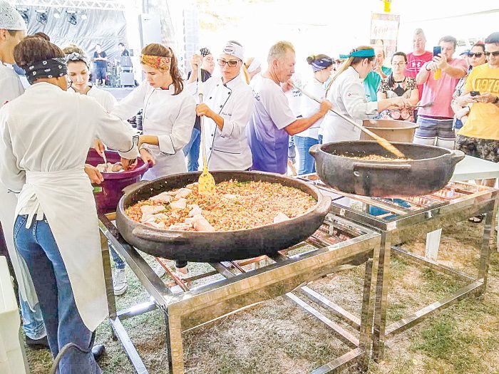 Produção de moqueca em festival de 2019: 25 voluntários para a receita (Foto: Roberta Bourguignon/AT)