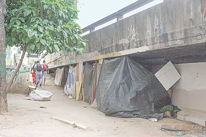 Moradores de rua acampam debaixo da Terceira Ponte. Muitos deles chegam a ameaçar quem passa pela região. (Foto: Leone Iglesias/AT)