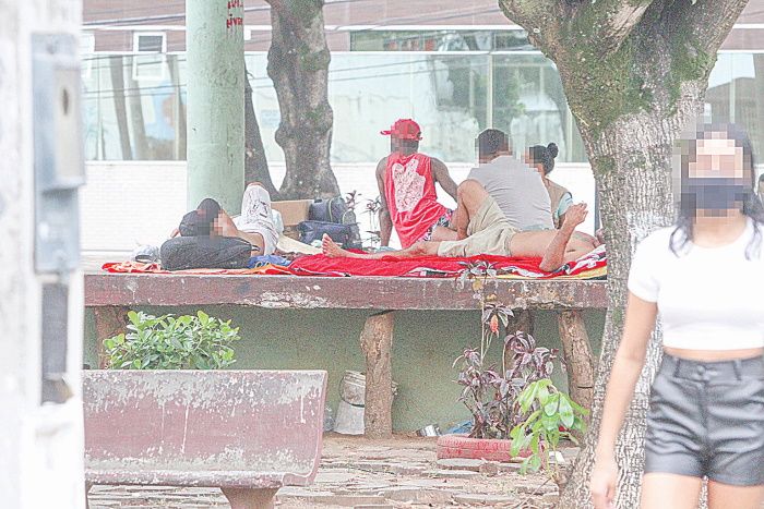 A praça do conjunto Beira-Mar, em Itapuã, foi tomada por moradores de rua durante a pandemia. (Foto: Leone Iglesias/AT)