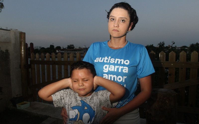 Tarsilayne diz que o barulho perto de casa provoca crises no filho Gustavo, de 5 anos. “Ele fica muito agressivo” (Foto: Douglas Schneider/ AT)