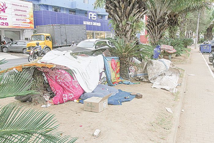 Moradores em situação de rua montaram barracas na região do bairro Divino Espírito Santo, próximo ao Centro (Foto: Leone Iglesias/AT)