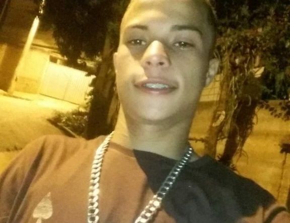 Romulo Moraes Aguiar, de 19 anos, foi morto no mês passado dentro do condomínio residencial Otílo Roncete, bairro Gilson Carone, em Cachoeiro de Itapemirim. (Foto: Redes Sociais)