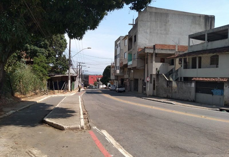 Cerca de 50 criminosos chegaram em motocicletas atirando durante madrugada no Morro do Quadro (Foto: Júlia Afonso/ AT)