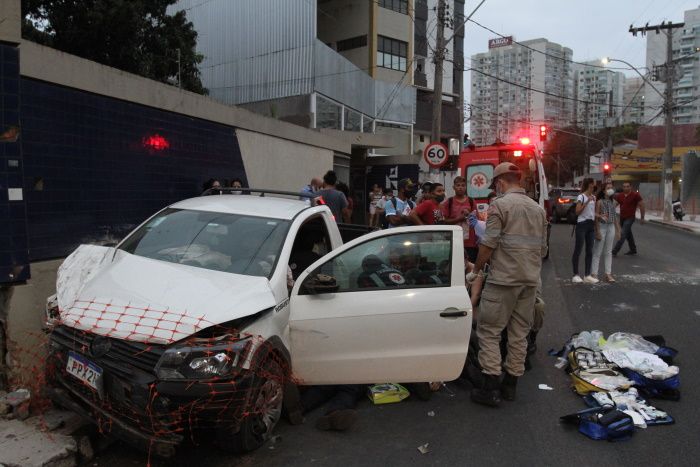 Equipe presta socorro ao motorista (Foto: Douglas Schneider/AT)