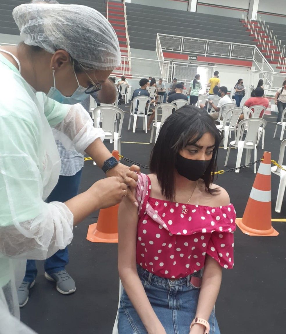 Nikolly kristhny, de 17 anos, recebeu a primeira dose da vacina nesta segunda-feira (20), mas, o sistema aponta que ela está morta (Foto: Ana Paula/Arquivo pessoal)