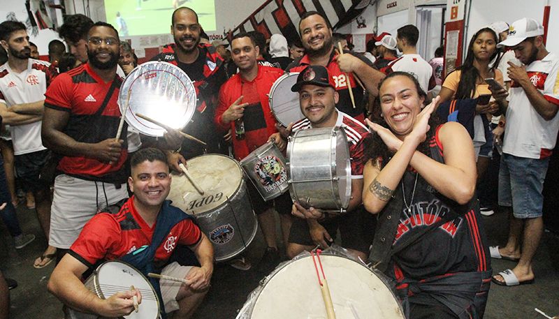 No consulado Fla-Vitória, os jogos ficam ainda mais emocionantes com o som de tambores (Foto: Leone Iglesias / AT)