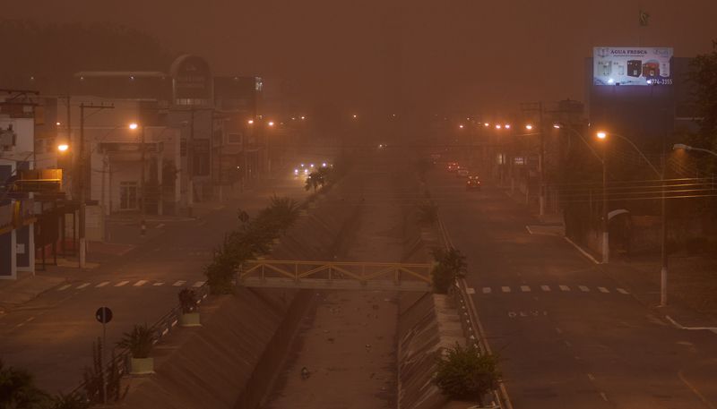Nuvem de poeira encobre a cidade de Franca, no interior de São Paulo, pouco antes da chuva volumosa que atingiu a região (Foto: Igor do Vale / Agência Estado)