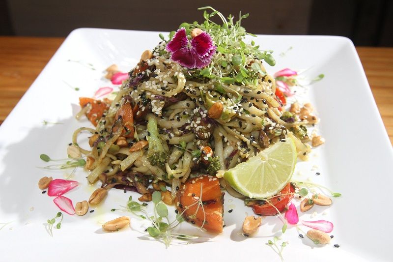 O pad thai vegano leva talharim sem glúten, legumes, cogumelos, amendoim, shoyo de coco, tahine e melado. (Foto: Leone Iglesias/AT)