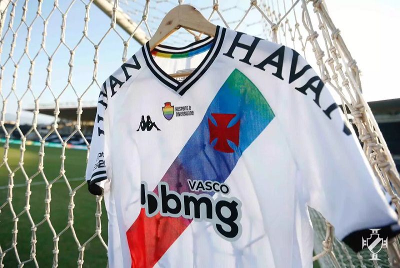 O zagueiro comentou sobre a camisa em homenagem ao Dia do Orgulho LGBTQIA+, com as cores do arco-íris na faixa transversal (Foto: Rafael Ribeiro/ Vasco)