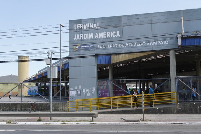 Passageiros reclamam que a linha 784, que passa no bairro Campo Grande, Cariacica, tem intervalos superiores a uma hora (Foto: Leone Iglesias/ AT)