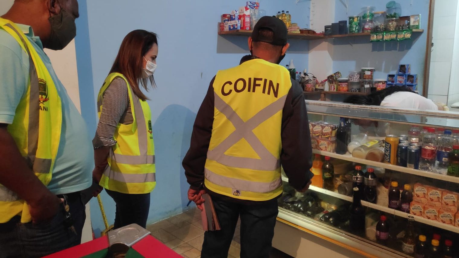 Fiscais vistoriaram estabelecimentos e encontraram irregularidades em alguns deles (Foto: Divulgação/Coifin)