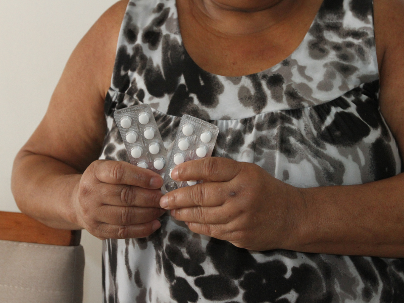 Paciente mostra medicamentos, depois de esperar durante várias horas por atendimento em PA de Vitória (Foto: Douglas Schneider)