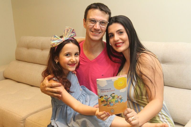 Casal Felipe e Ana, com a filha Bianca: esperança de ver a menina vacinada (Foto: Leone Iglesias/ AT)