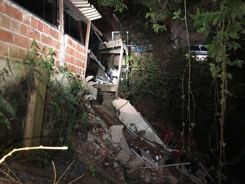 Parte da laje de um prédio de dois andares desabou (Foto: Divulgação/ CBMES)