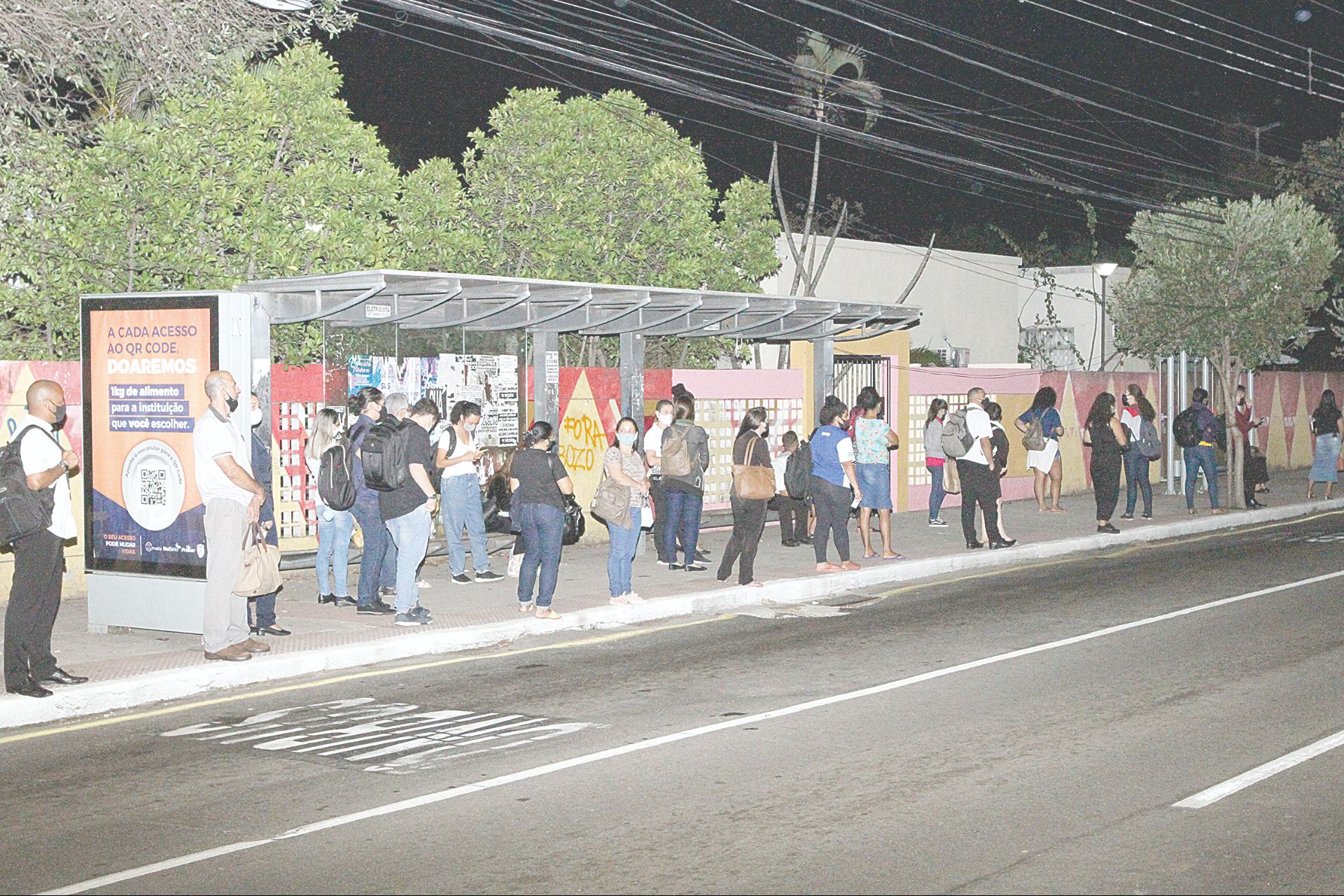 Passageiros esperam em ponto de ônibus: reclamação sobre funcionamento de aplicativo com horários do Transcol (Foto: Douglas Schneider/AT)