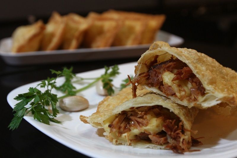 Pastel de vento recheado de picanha suína desfiada com purê de mandioca e mozzarella. (Foto: Dayana Souza/AT)