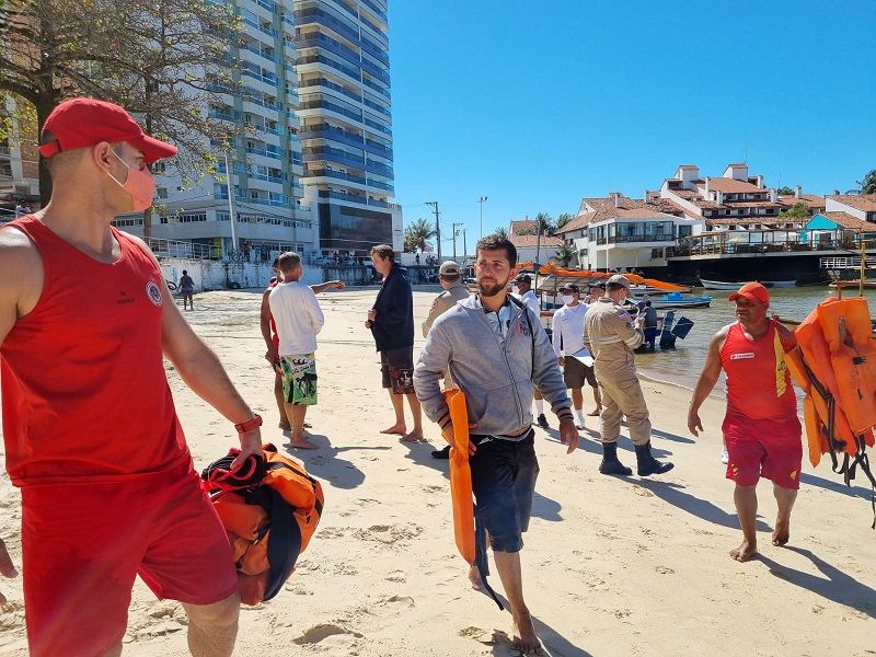 Salva-vidas, bombeiros, equipe da Marinha e vítimas do naufrágio (Foto: Roberta Bourguignon/AT)