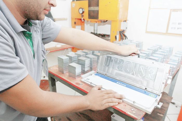 Fabricação da placa no modelo Mercosul: Detrans pedem incremento de elementos de segurança no produto (Foto: Beto Morais - 10/12/2018)