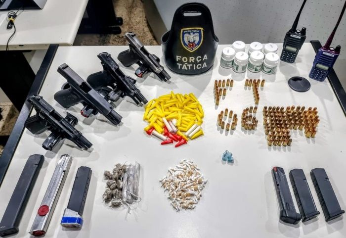Armas e drogas apreendidas durante operação (Foto: Divulgação Polícia Militar )