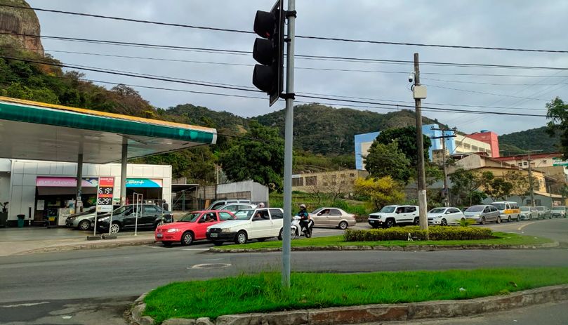 Em Vitória, a fila de carros ocupou faixa da pista em Maruípe (Foto: Júlia Afonso / AT)