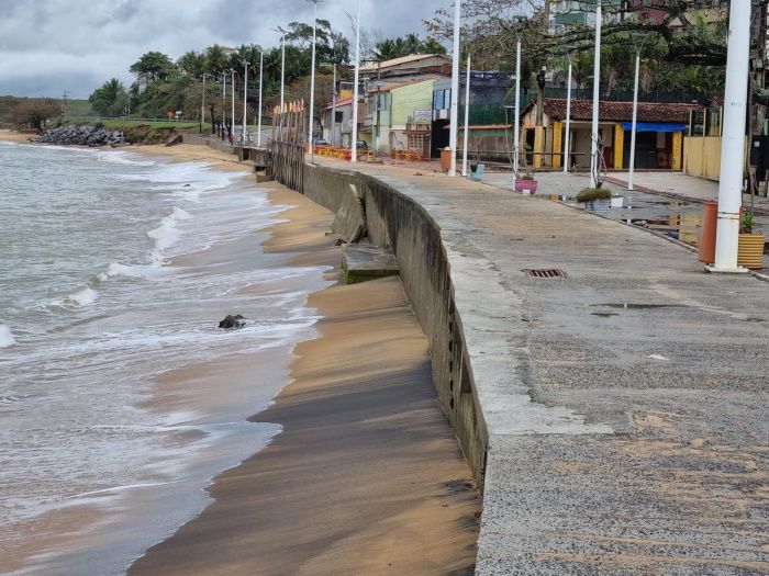 Praia de Meaípe, em Guarapari: faixa de areia desaparece na maré alta (Foto: Roberta Bourguignon)