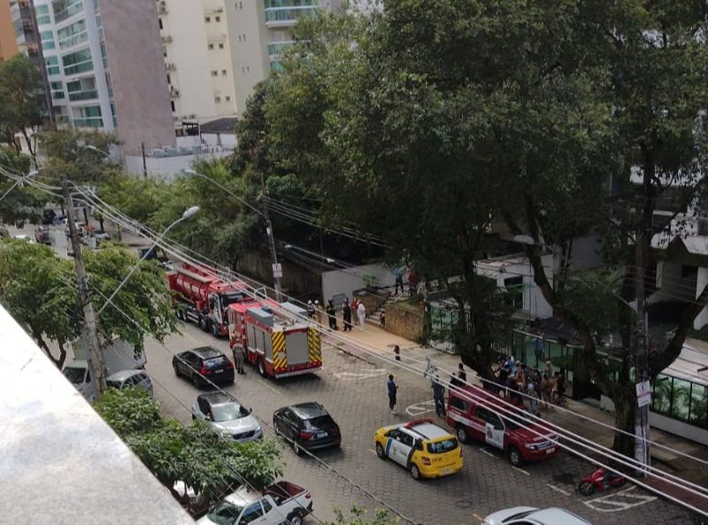 Edifício foi evacuado após princípio de incêndio na rua Constate Sodré, na Praia do Canto. (Foto: Marcelo Junior)