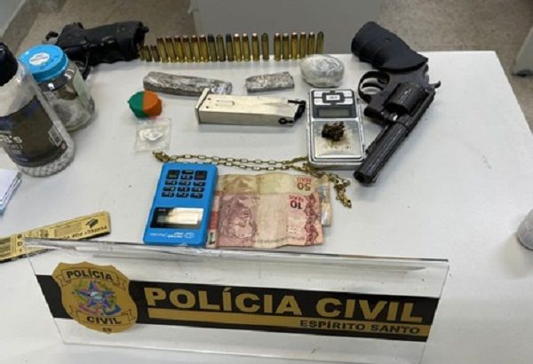 Foram apreendidos dois smartphones, um revólver calibre 38, um simulacro, uma "bola" de haxixe, além de buchas de maconha e máquina para cartões (Foto: Divulgação/ PCES)
