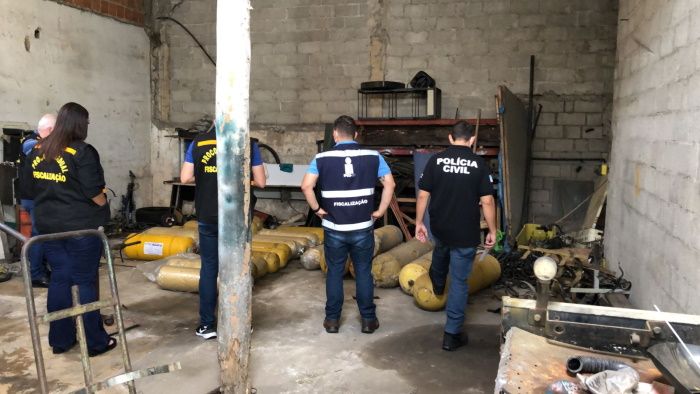 Fiscalização observa botijas de gás (Foto: Divulgação Polícia Civil )