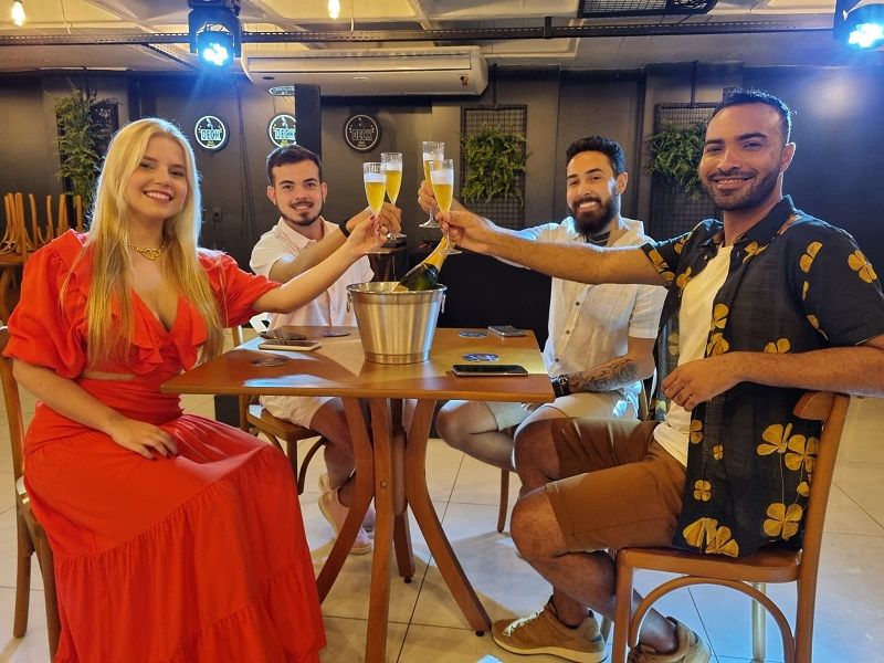Os amigos Jordy Cardoso, 26 anos, Tábata Fúrfuro, 21, Marlon Franco, 24, e Wallace Rodrigues, 35 (Foto: Roberta Bourguignon)