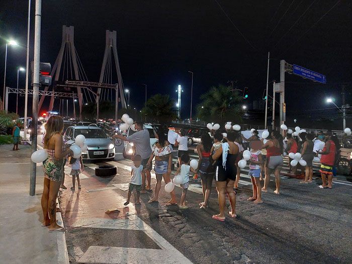 Moradores fecharam parte da Ponte da Passagem (Foto: Iury Demuner/ TV Tribuna/SBT)