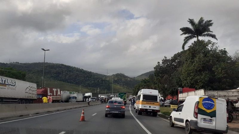 Protesto caminhoneiros, no trevo de Viana (Foto: Enviada por leitor do Tribuna Online)