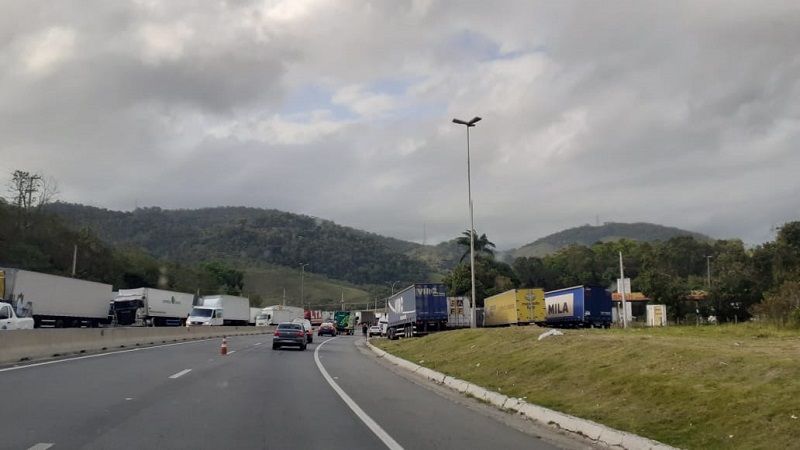 Concentração de caminhoneiros no trevo de Viana (Foto: Enviada por leitor do Tribuna Online)
