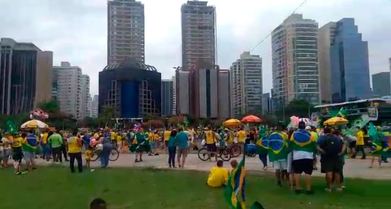 Cidadãos concentrados na Praça do Papa, em Vitória (Foto: Reprodução/Instagram)